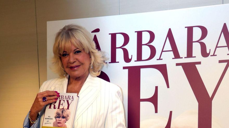 Bárbara Rey, ayer, en el Hotel Intercontinental, con un ejemplar de sus memorias. | JOSÉ RAMÓN HERNANDO / E. P.
