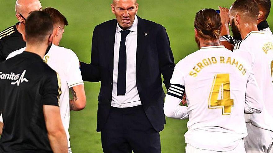 Zidane habla con sus jugadores durante el Madrid-Getafe.