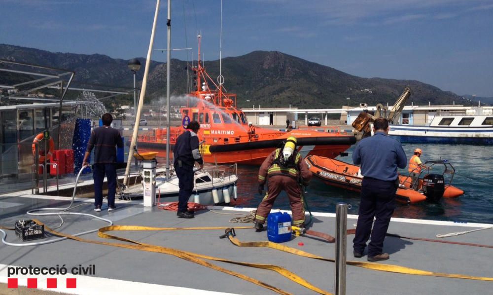 Simulacre d'incendi en un vaixell amb un ferit al Port de la Selva