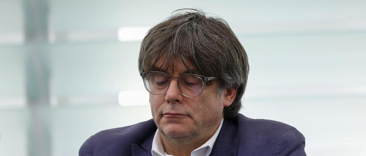 La jubilación de un magistrado cambia el tribunal que revisará el procesamiento de Puigdemont.