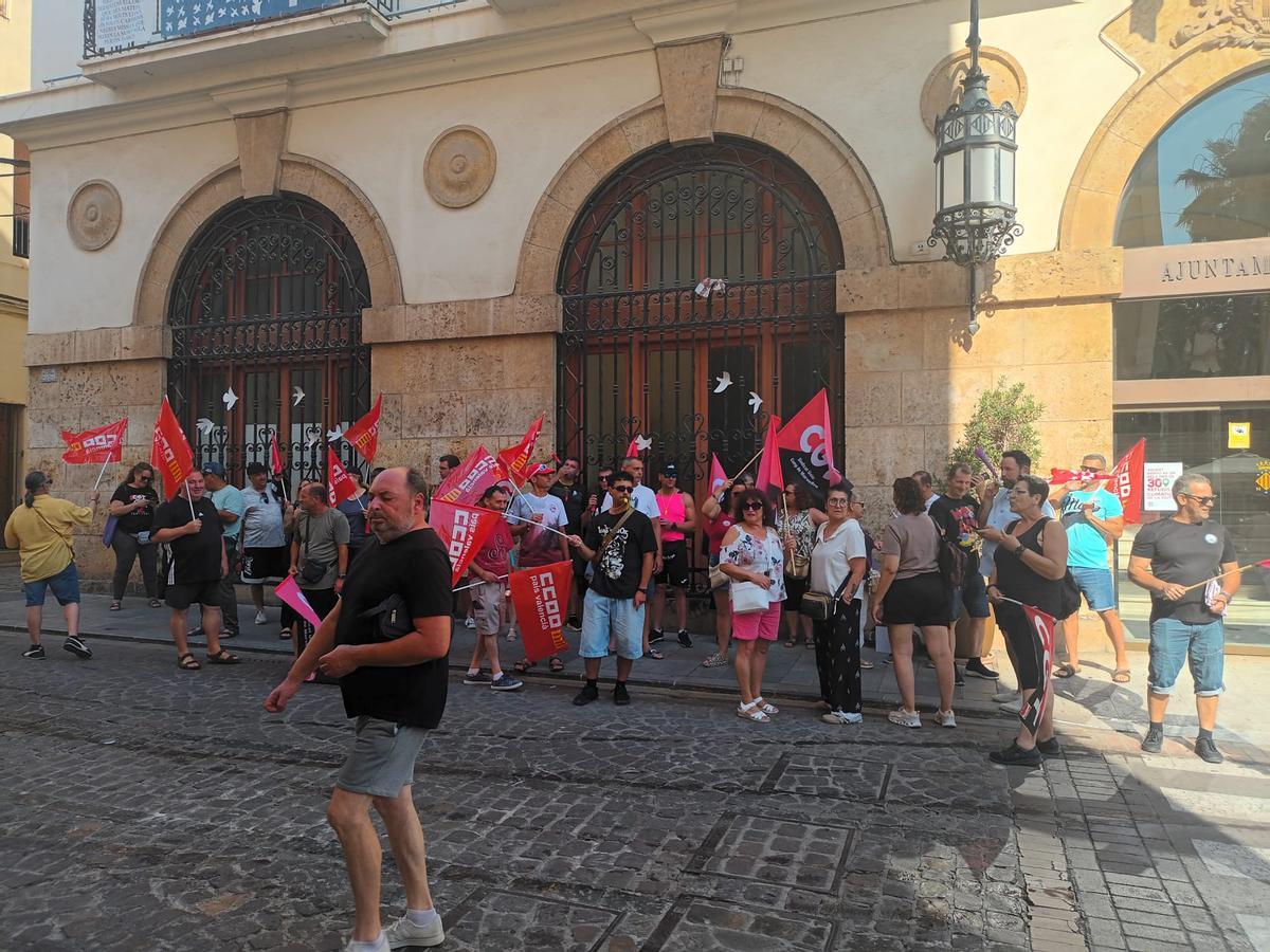 La plantilla se hizo oír este miércoles ante distintas sedes municipales.