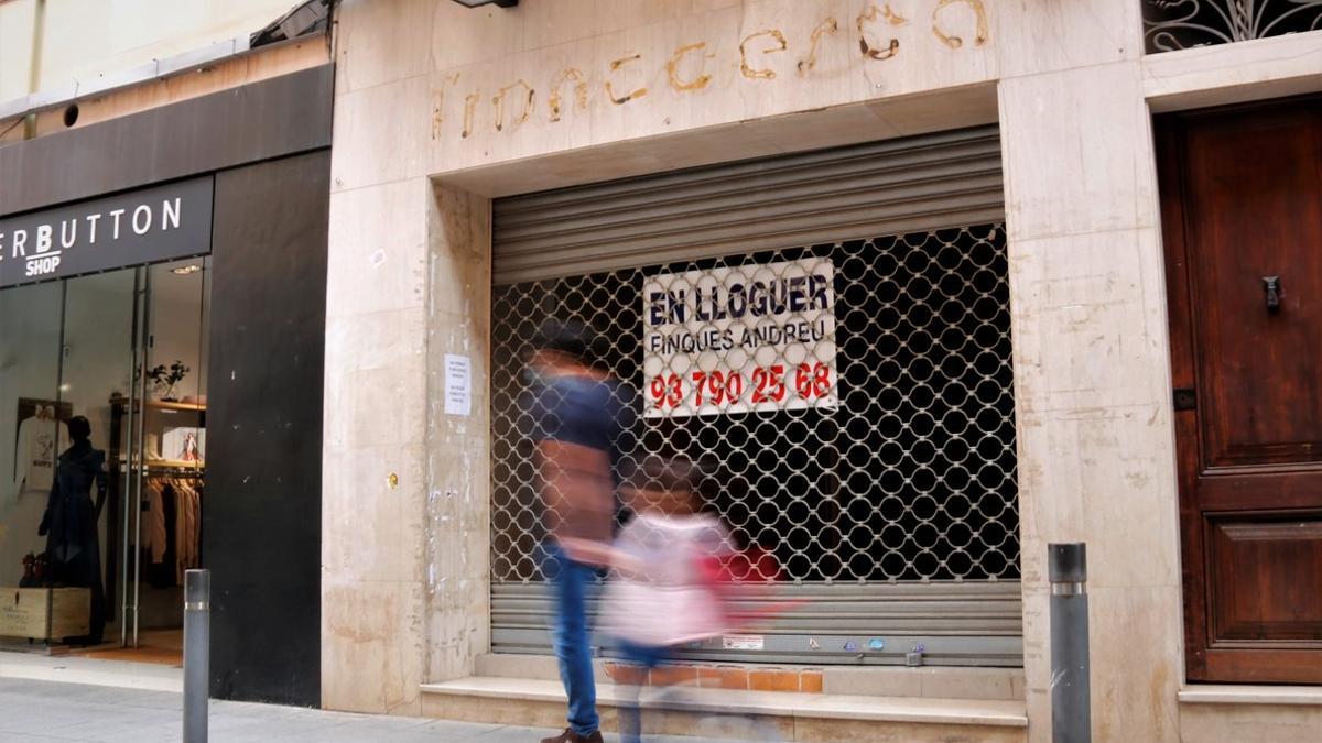 Un local vacío y en alquiler en una de las principales arterias comerciales del centro de Mataró.
