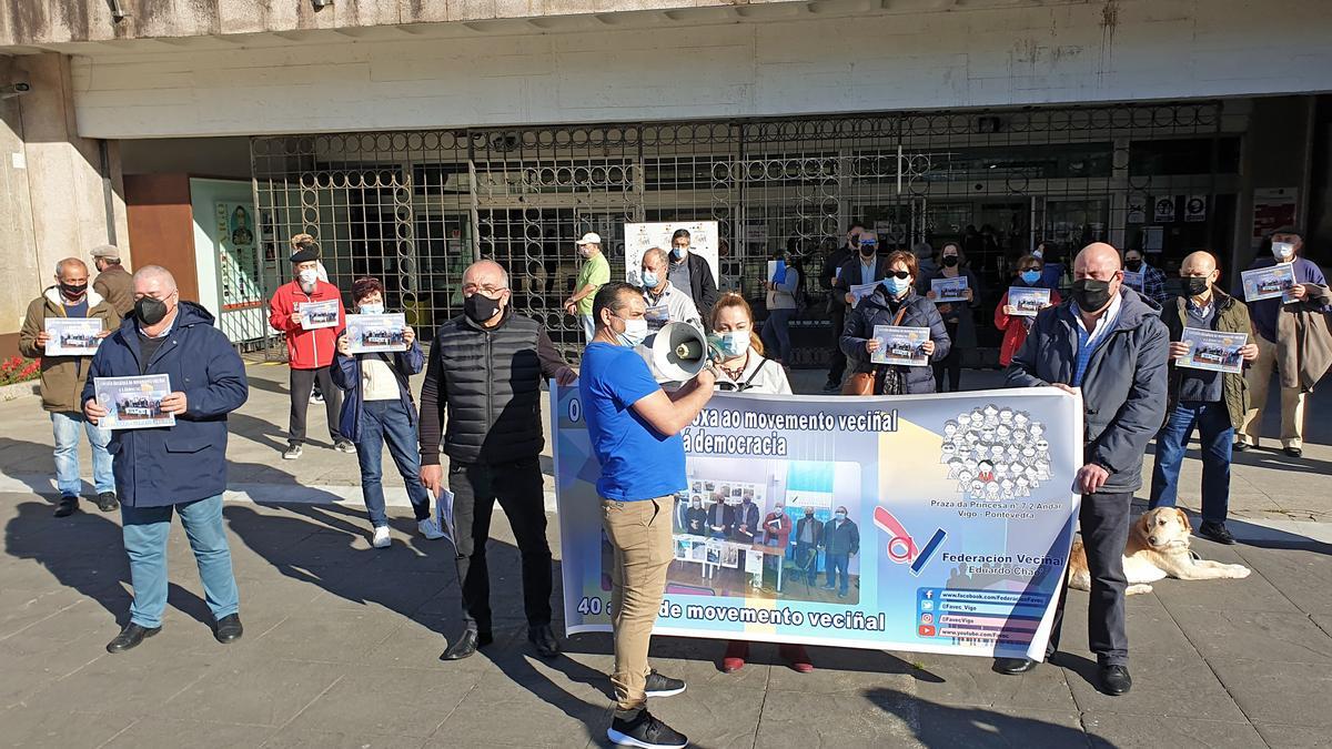 Protesta vecinal ante el concello.