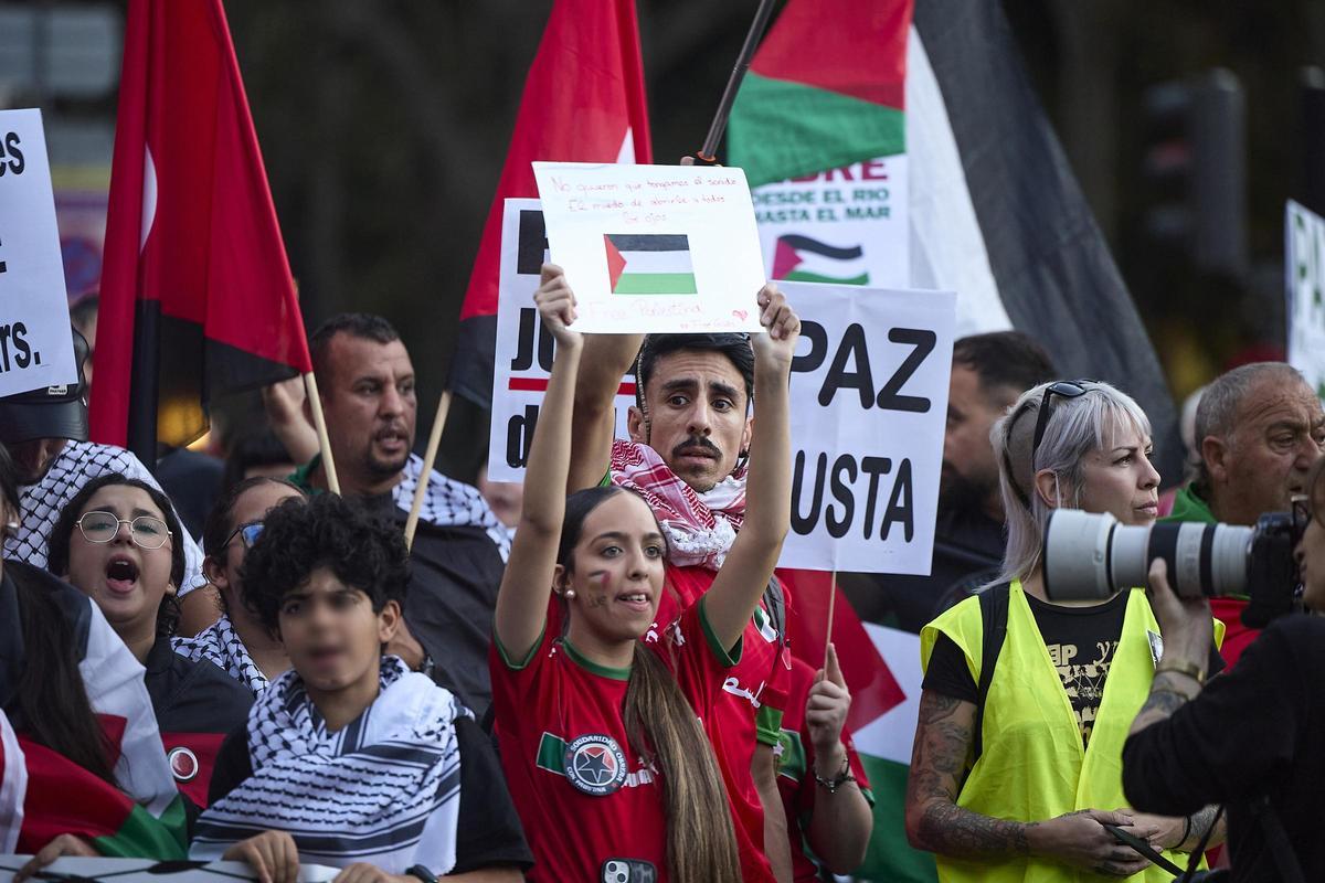 Archivo - Varias personas durante una marcha con motivo de la huelga general convocada en apoyo a Palestina, a 15 de octubre de 2025, en Madrid (España).