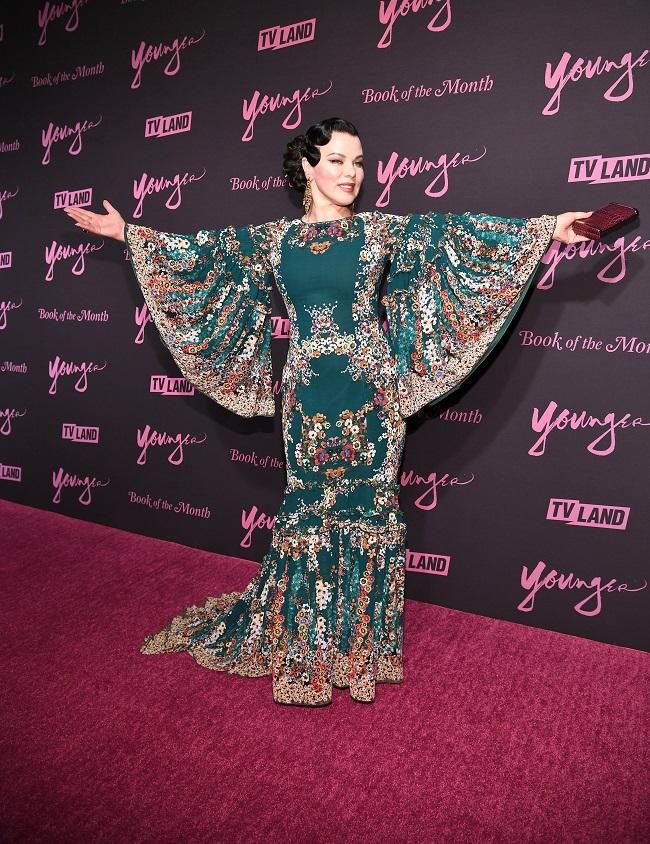 Debi, encantada con su traje de flamenca sobre la 'red carpet'