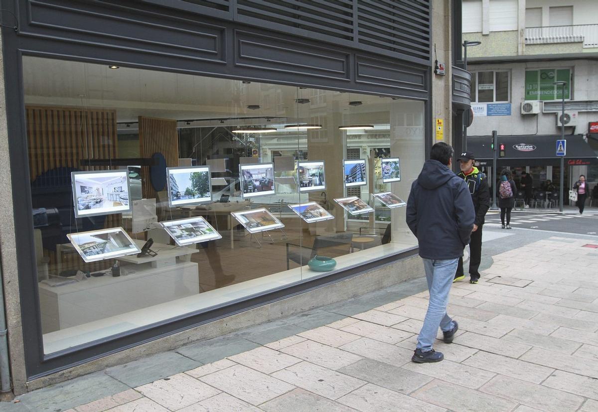 Una oficina de una  inmobiliaria, en el centro de Ourense. | IÑAKI OSORIO