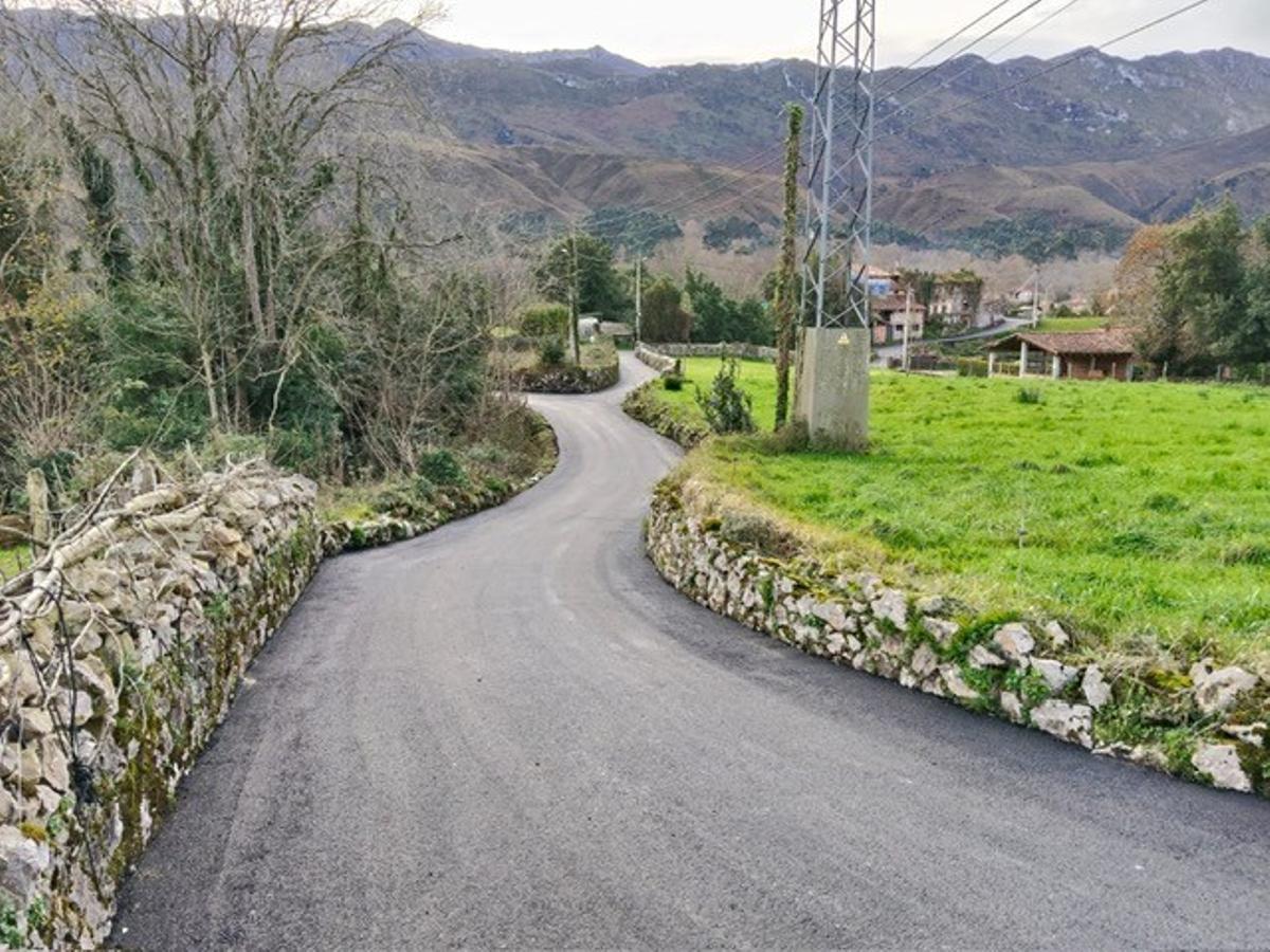 Llanes concluye los trabajos de pavimentación del camino del Corral d´Encima, en San Roque del Acebal