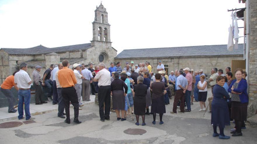 Vecinos de San Martín de Castañeda asistentes al concejo abierto organizado en la plaza.