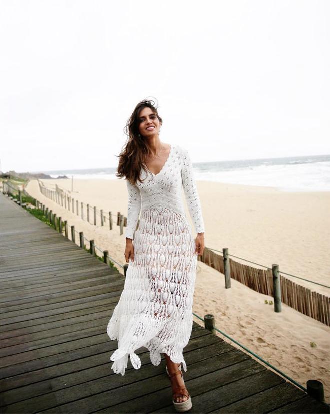 Sara Carbonero con vestido blanco de croché