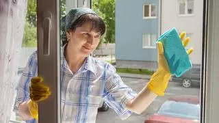 La clave para limpiar los cristales de casa y que queden brillantes y relucientes, según los expertos en limpieza