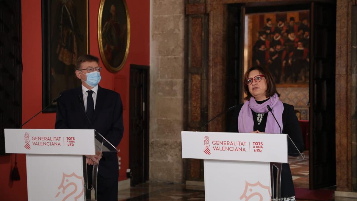 Ximo Puig y Rosa Pérez intervienen en rueda de prensa en el Palau de la Generalitat, este martes.