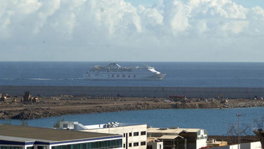 Un barco pasa junto al dique de La Esfinge.  i  J. C. CASTRO