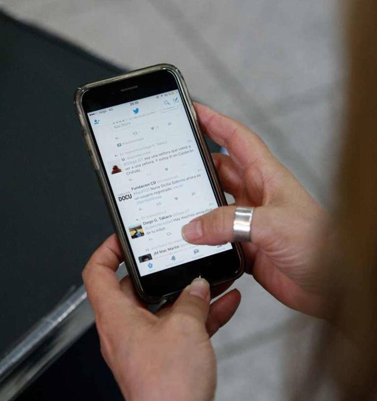 Una usuaria de Twitter revisa su cuenta.