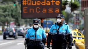 Policías en Ecuador en medio de la crisis por coronavirus.