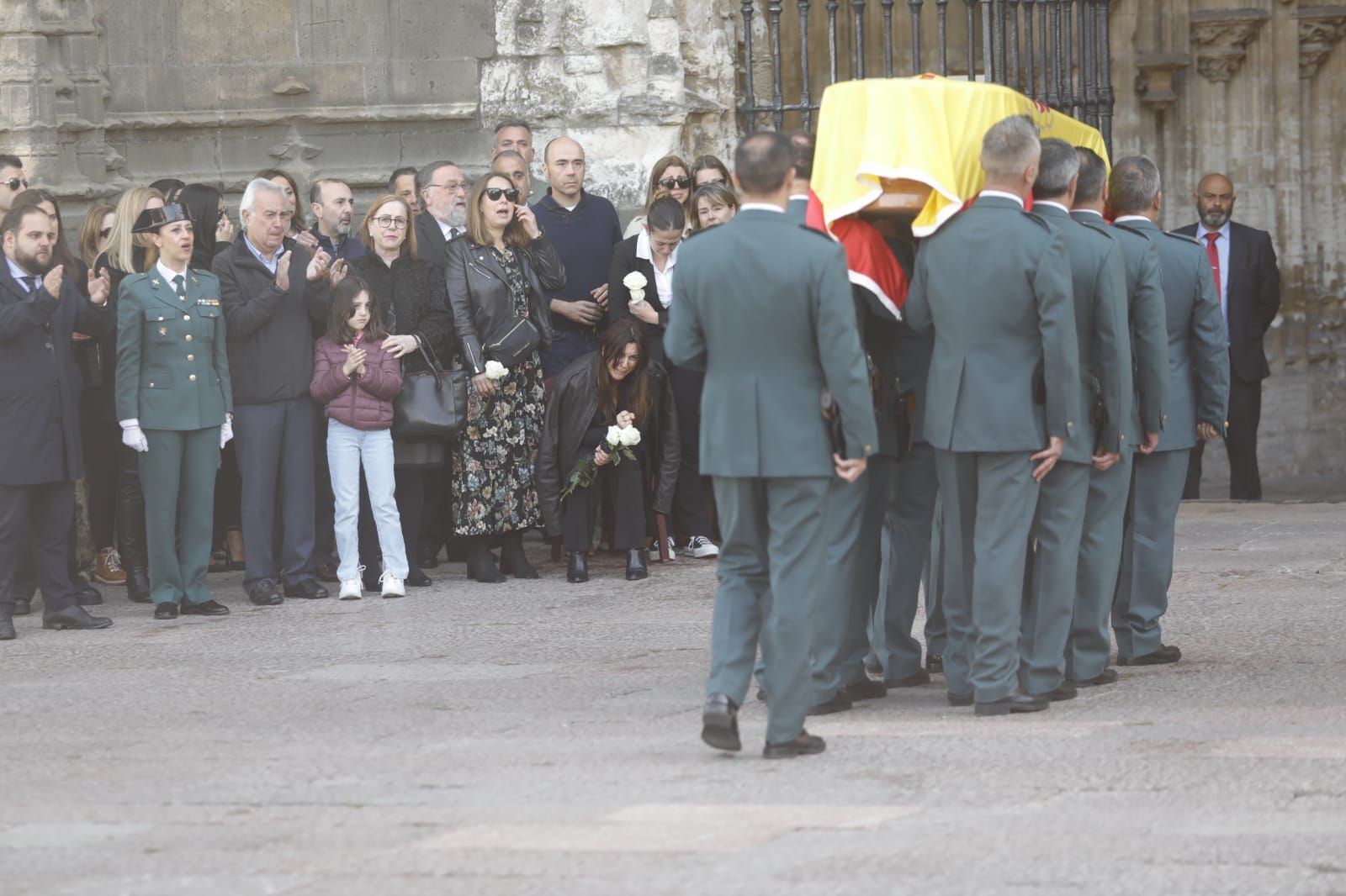 Dolor y lágrimas en el funeral del guardia civil que evitó una masacre ciclista en Pravia