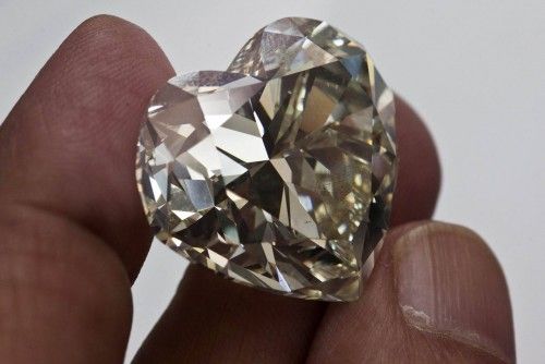 Un comerciante muestra un diamante con forma de corazón de 73.85 quilates valorado en 2.8 millones de dólares en Tel Aviv
