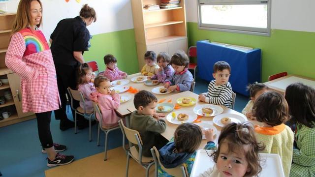 A la izquierda, María Blanco, Laura Fernández y Patricia López (agachada), preparando el bollo de Pascua con los niños de la escuela infantil Flor del Agua de Rioseco. | L. M. D. / ESCUELA INFANTIL FLOR DEL AGUA