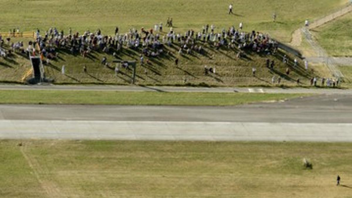 El &quot;Solar Impulse&quot; aterriza en el aeropuerto de Payerne en Suiza, después de 26 horas de vuelo.