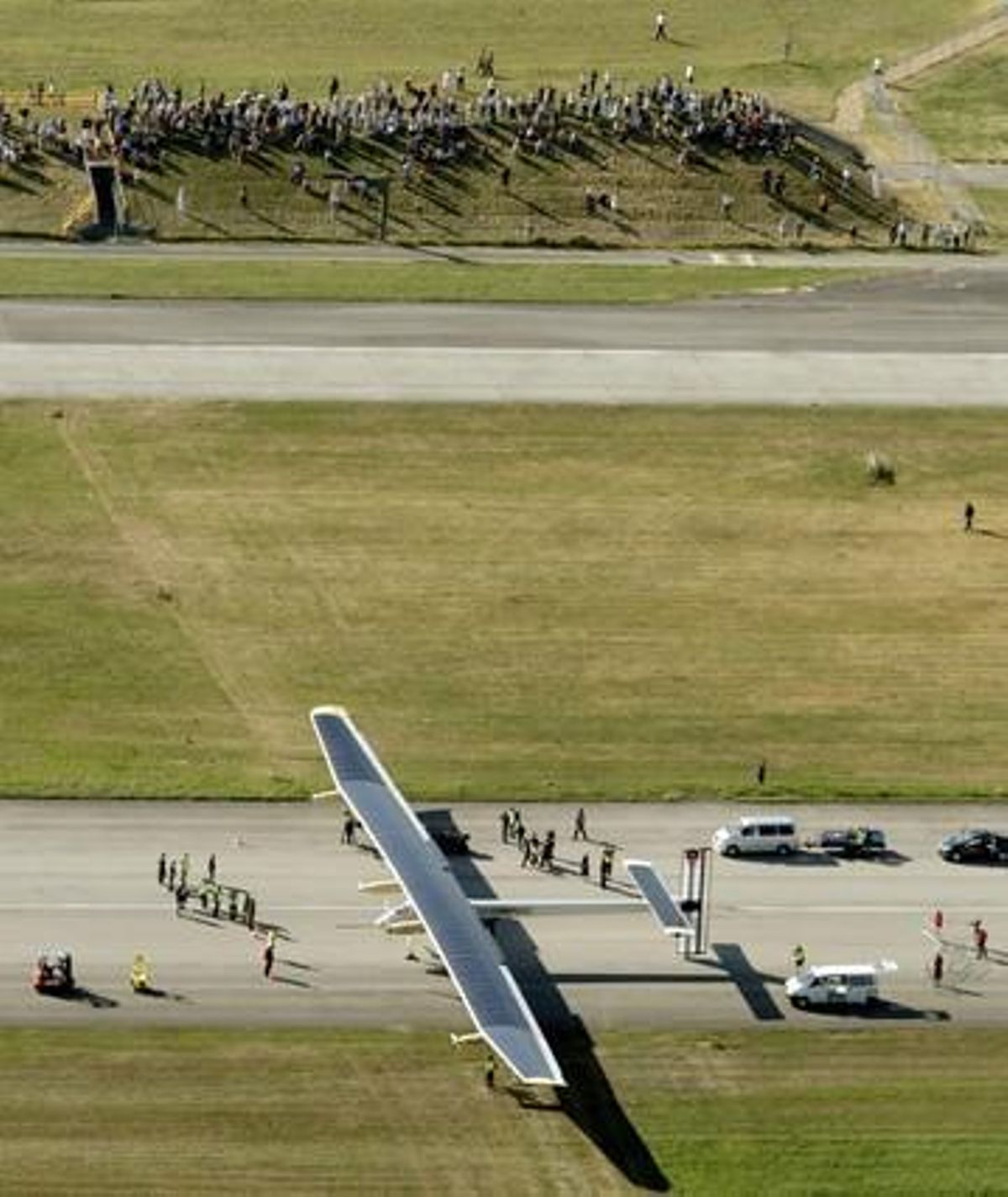 El ’Solar Impulse’ aterra a l’aeroport de Payerne a Suïssa, després de 26 hores de vol.