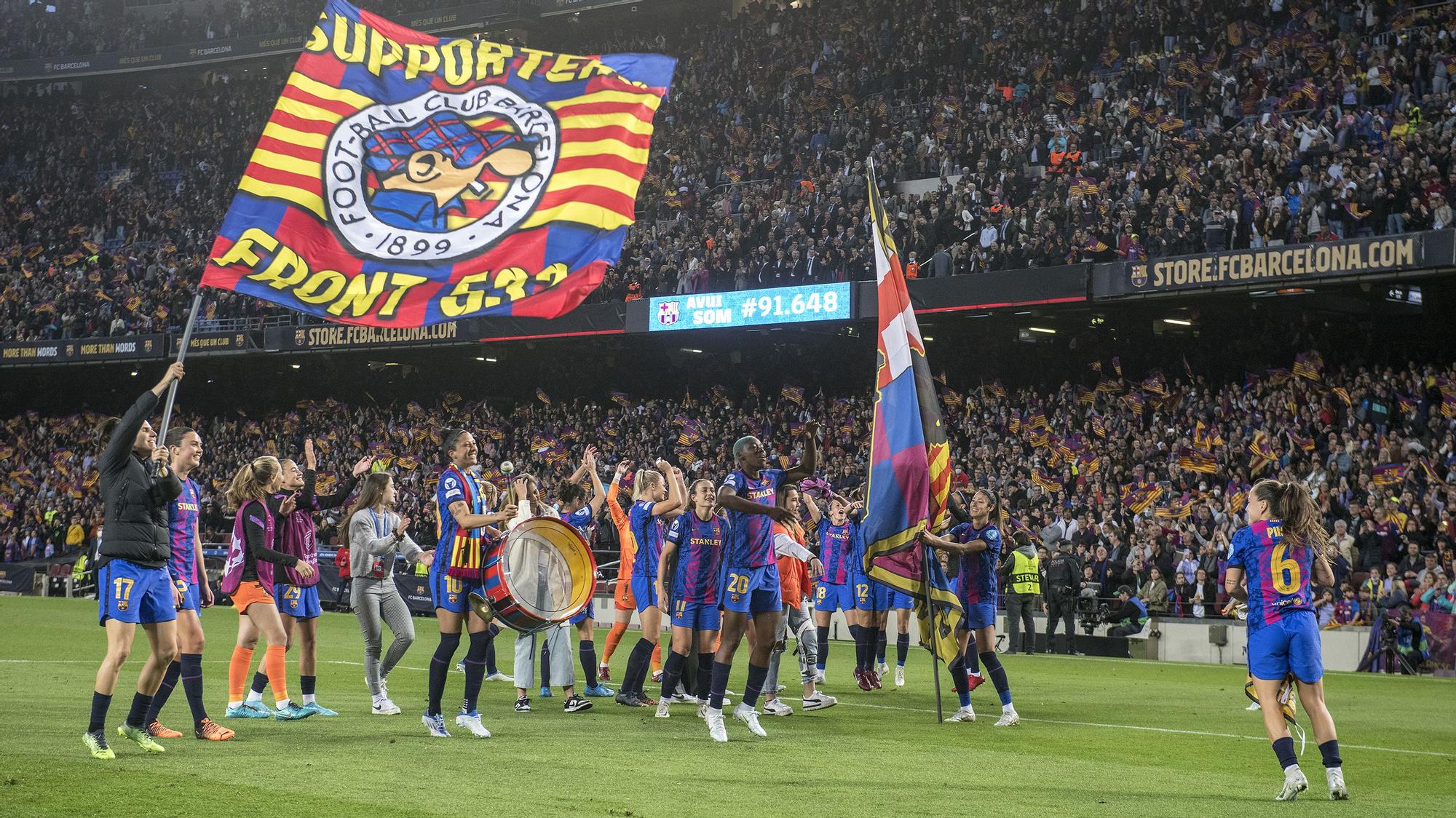 Las jugadoras celebrando su triunfo por 5 goles a 1 ante el Wolsburgo y el nuevo récord mundial de asistencia con 91.648 espectadores en el Camp Nou.