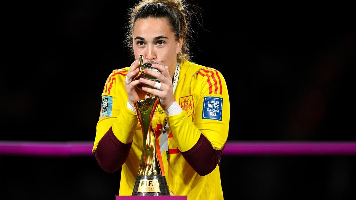 Cata Coll besa el trofeo de campeó del mundo que ganó España en Australia