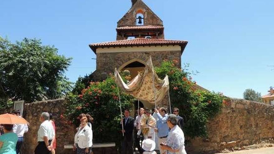 Sobre estas líneas, fieles durante la celebración de la procesión.