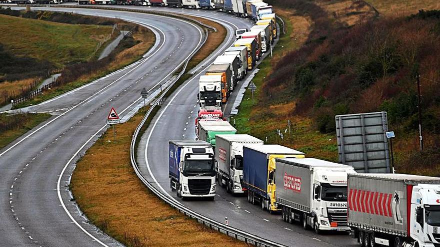 Cola de camiones próxima al puerto de Dover. | EUROPA PRESS-DPA