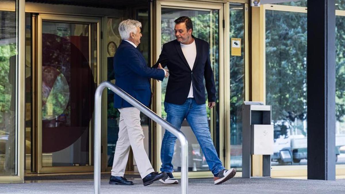 El presidente interino de la RFEF, Pedro Rocha, y el expresidente del CSD, Víctor Francos, se saludan.