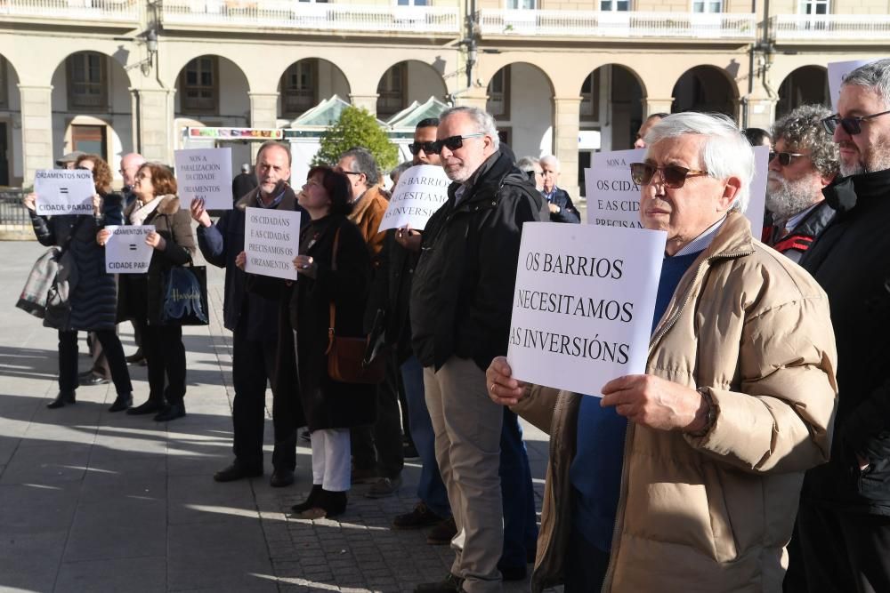 O Castrillón convoca a varias entidades y residentes a título individual antes del pleno para pedir a los grupos municipales que aprueben el presupuesto para este año.