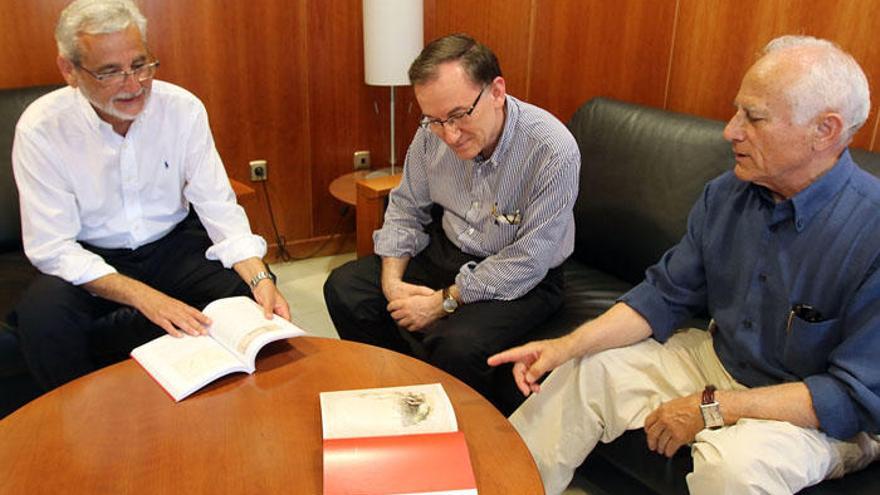 Francisco Cabrera (izq.) y Manuel Olmedo (dcha.) con el presidente de la Academia de Ciencias Fernando Orellana, ayer en La Opinión.