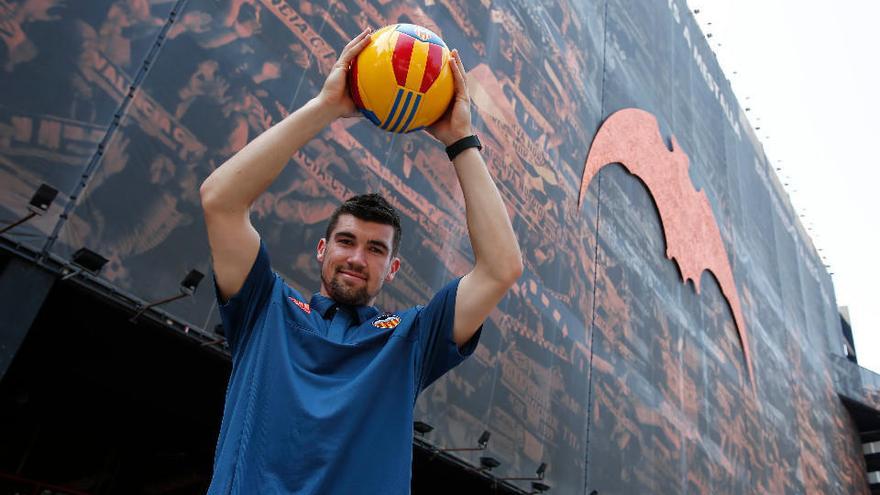 Mathew Ryan ya entrena en el césped del Antonio Puchades