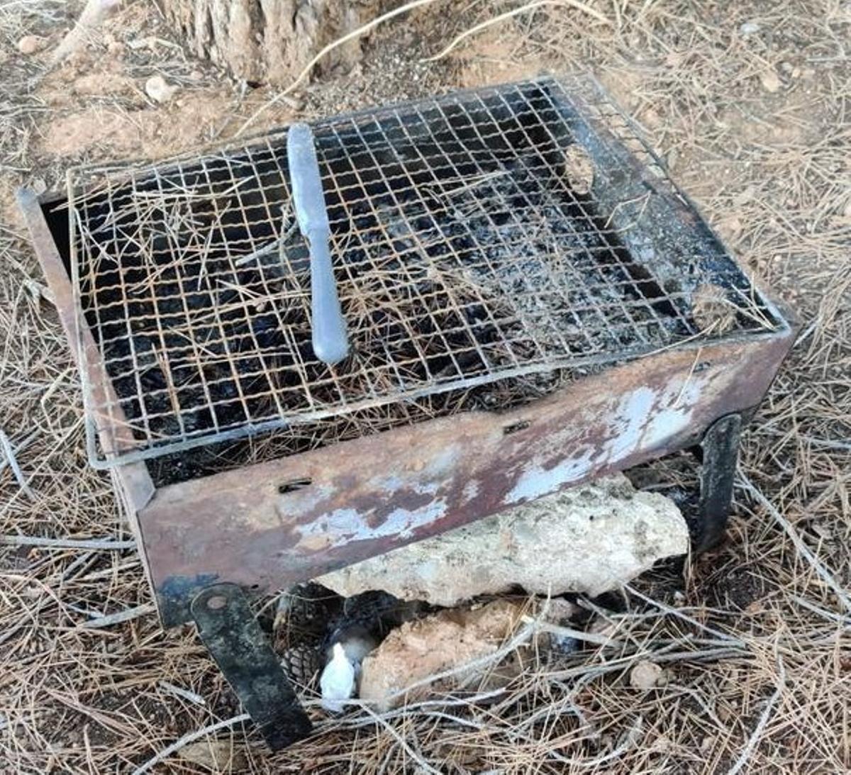 Barbacoa en medio del bosque seco en Montjuïc, donde hay muchos acampados en campamentos. Barbacoa en medio del bosque seco en Montjuïc, donde hay muchos acampados en campamentos.