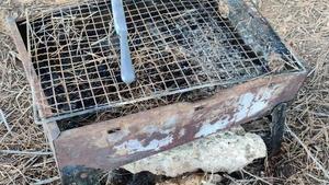 Barbacoa en medio del bosque seco en Montjuïc, donde hay muchos acampados en campamentos.