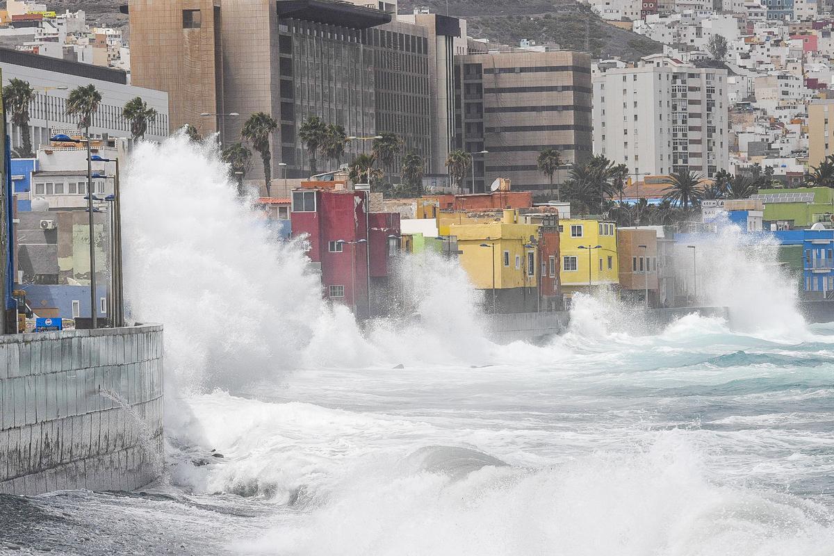 Oleaje fuerte en el paseo del barrio de San Cristóbal en Las Palmas de Gran Canaria. Oleaje fuerte en el paseo del barrio de San Cristóbal en Las Palmas de Gran Canaria.