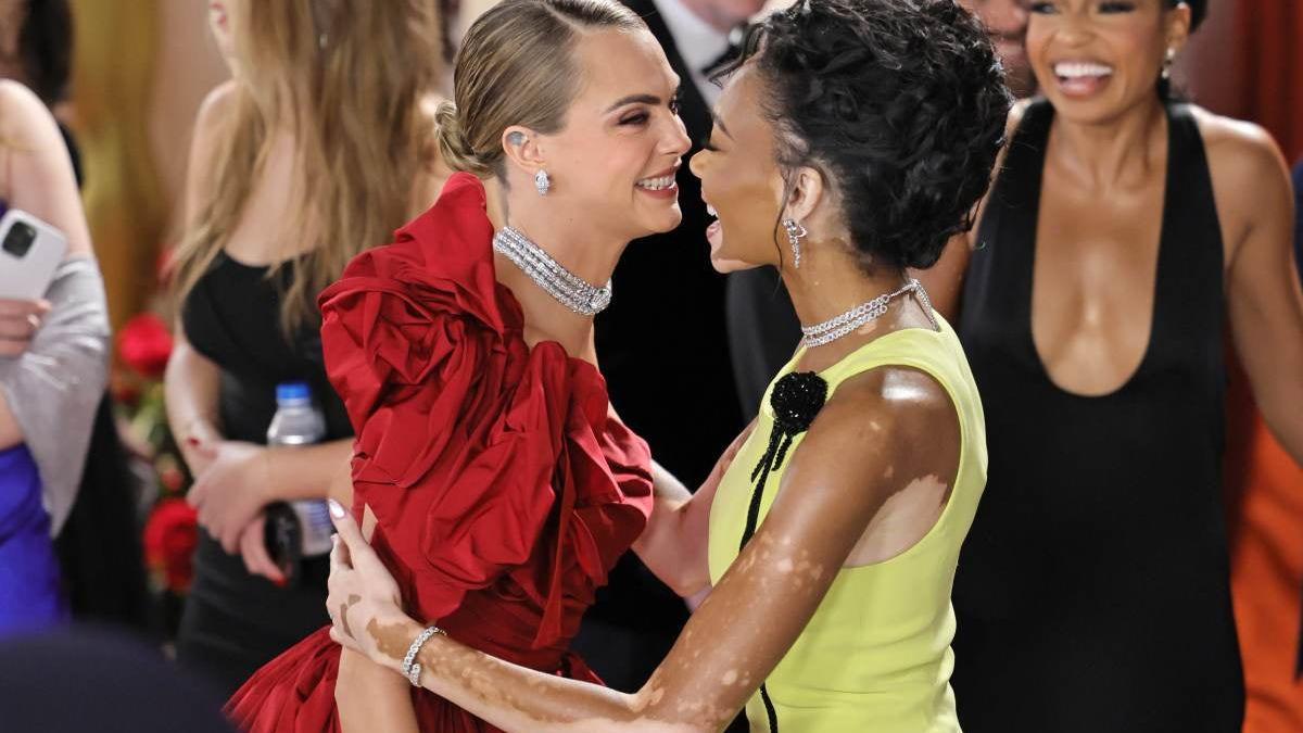 Premios Oscar 2023: Cara Delevingne saluda a Winnie Harlow