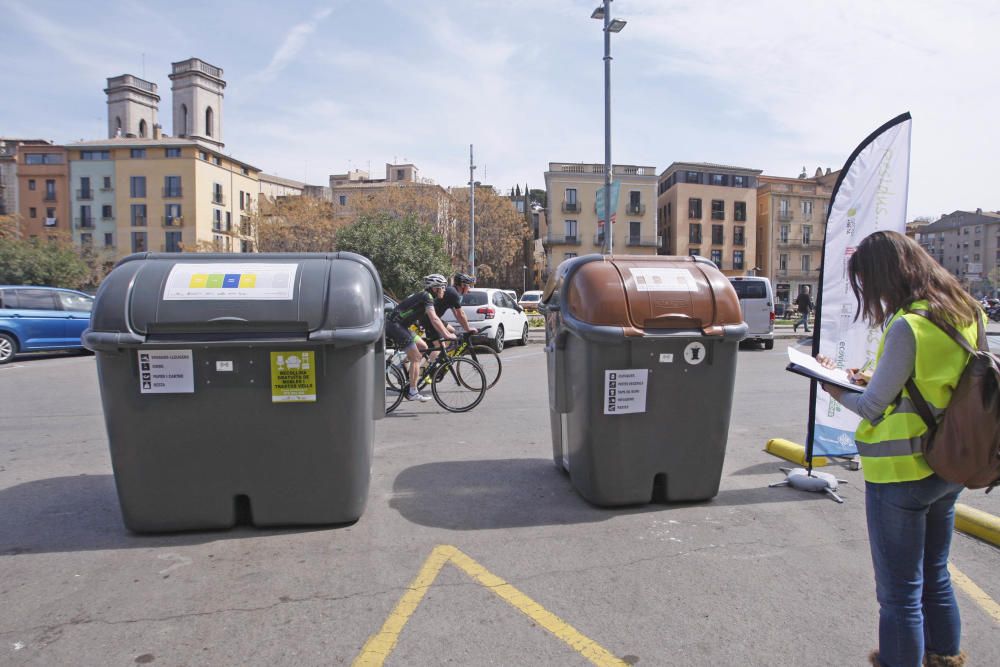 Primer dia de la posada en marxa dels «contenidors intel·ligents» a Girona
