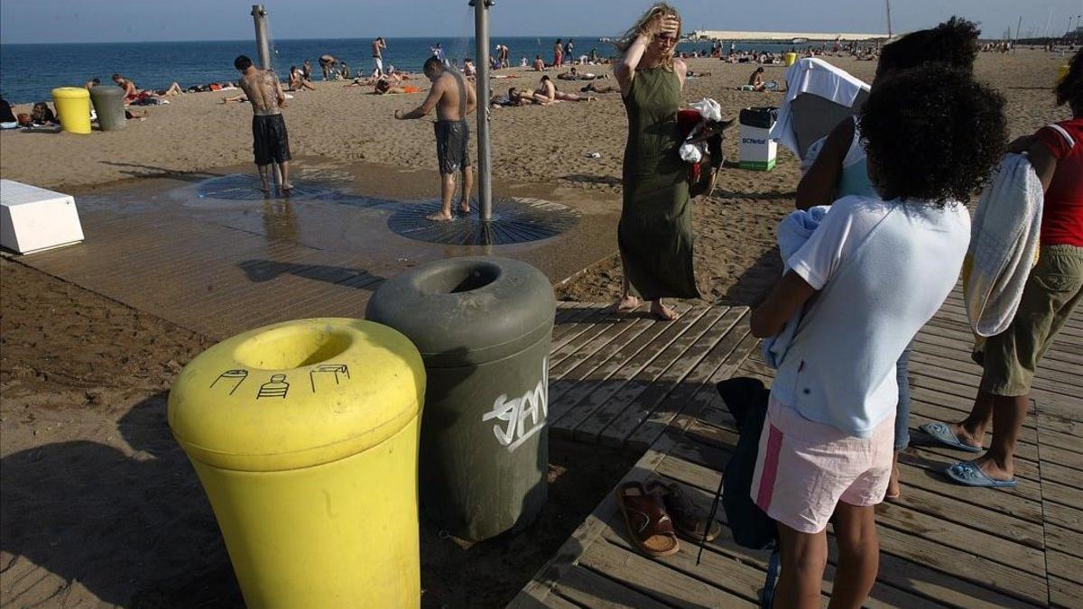 Papeleras para reciclar en la  playa de Barcelona