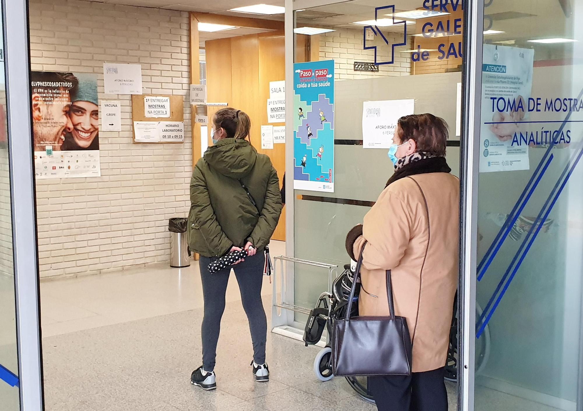 Pacientes en el ambulatorio de Pintor Colmeiro a la espera de ser vacunados.