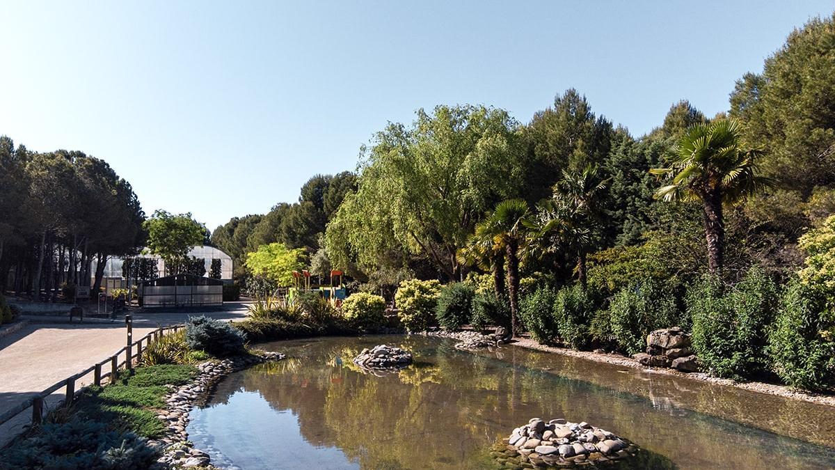 Lago dentro de Aviapark