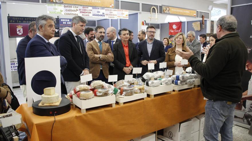 La Feria del Queso de Los Pedroches reúne a 35 empresas de todo el país