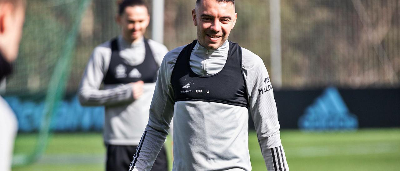 Iago Aspas sonríe durante el entrenamiento de ayer. |  // RCCELTA