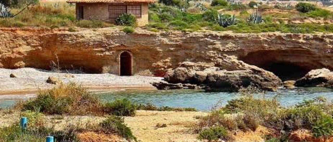 la costa vinarocense cuenta con innumerables calas que invitan al vecino y visitante a disfrutar de una plácida jornada. También hay una playa nudista y otra para canes f m. g.