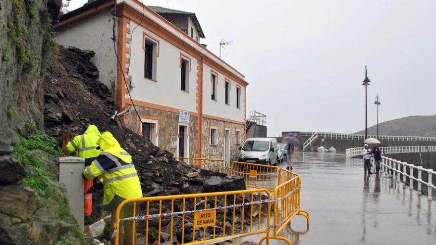 Operarios trabajando en la zona del desprendimiento, ayer, en Puerto de Vega.