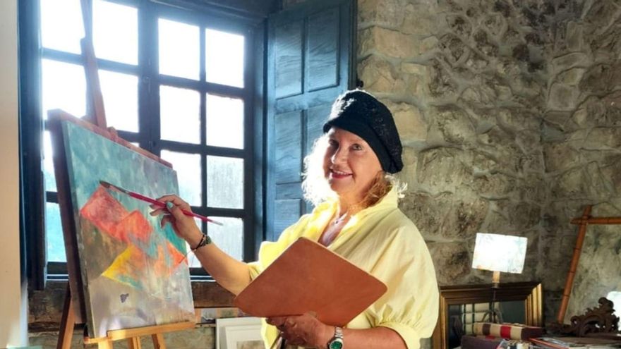 Patricia Ibaseta, en su estudio, creando arte. | LNE