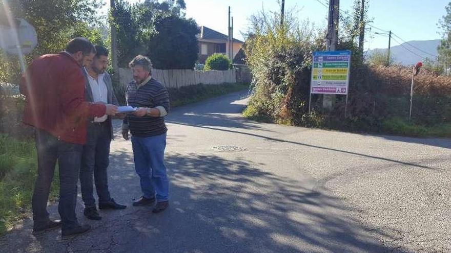 Uxío Benítez con el alcalde de Salceda y el edil de obras, ayer. // D.P.