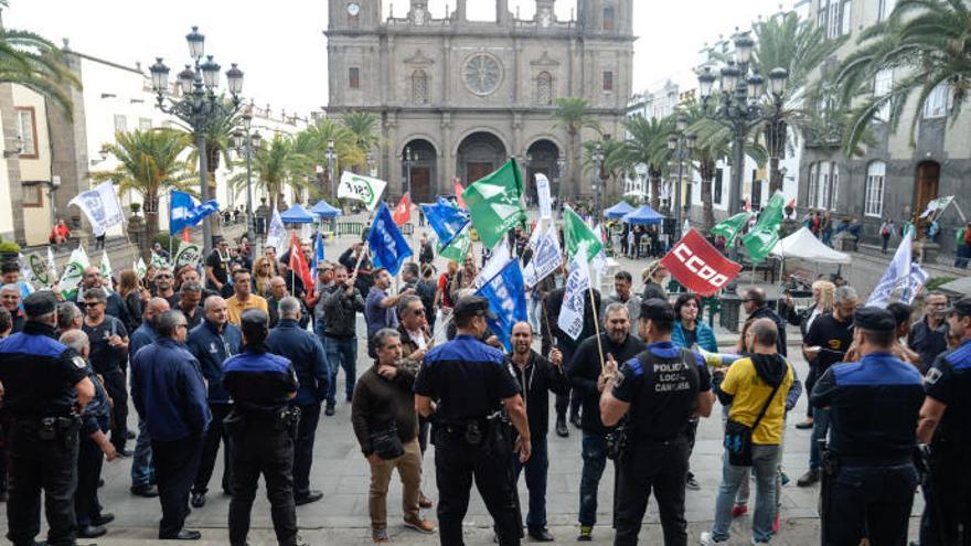 Los sindicatos critican el retraso del tripartito en el pago de la deuda al personal