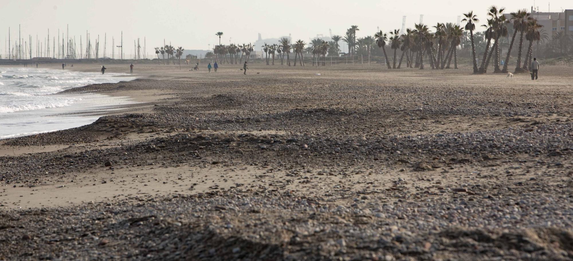 La playa de Canet d'En Berenguer con más piedras que nunca.