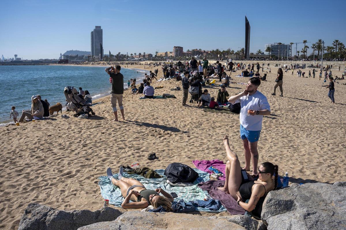 Ambiente en las playas de Barcelona aprovechando las temperaturas casi primaverales este 22 de febrero de 2026