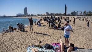 Ambiente en las playas de Barcelona aprovechando las temperaturas casi primaverales este 22 de febrero de 2026