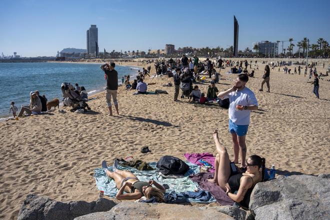 Ambiente en las playas de Barcelona aprovechando las temperaturas casi primaverales este 22 de febrero de 2026